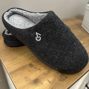 Men’s house slippers   Never worn. Ordered. Too big